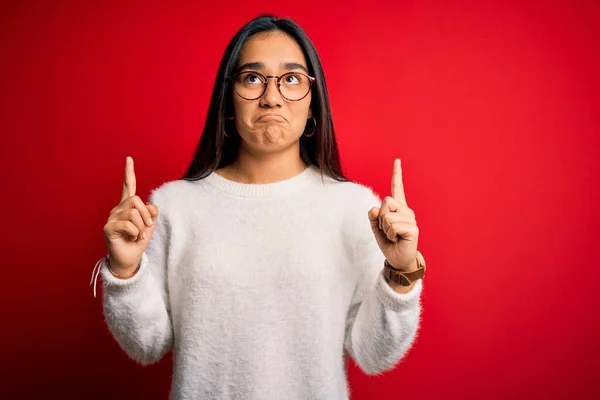 Junge Schöne Asiatische Frau Lässigem Pullover Und Brille Über Rotem — Stockfoto