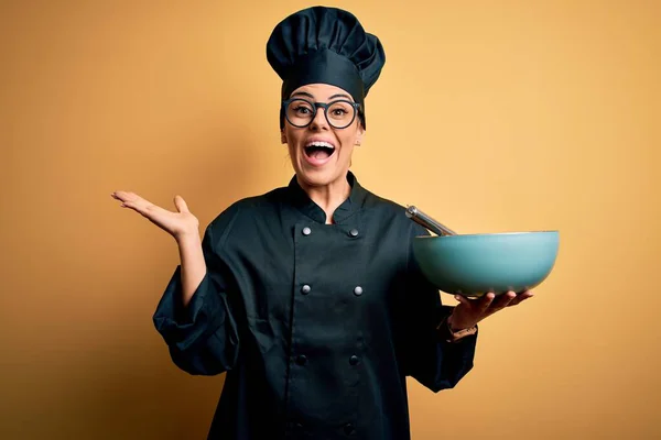 Joven Hermosa Mujer Chef Morena Con Uniforme Cocina Sombrero Sosteniendo —  Fotos de Stock