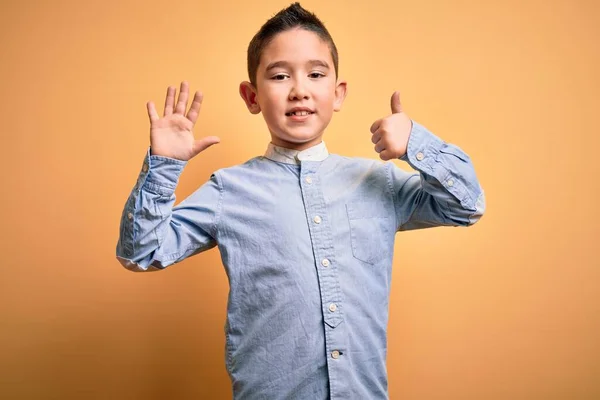 Jong Jongetje Dragen Elegante Shirt Staan Geel Geïsoleerde Achtergrond Tonen — Stockfoto