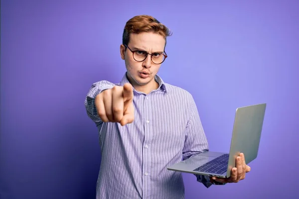 Joven Hombre Negocios Pelirroja Guapo Trabajando Con Ordenador Portátil Sobre —  Fotos de Stock