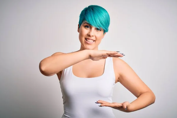 Mujer Hermosa Joven Con Pelo Azul Manera Que Usa Camiseta — Foto de Stock