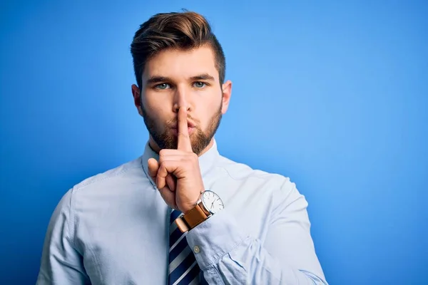 Giovane Uomo Affari Biondo Con Barba Gli Occhi Azzurri Che — Foto Stock