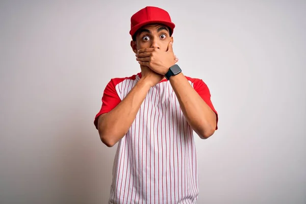 Joven Apuesto Deportista Afroamericano Con Camiseta Béisbol Rayas Gorra Impactada —  Fotos de Stock