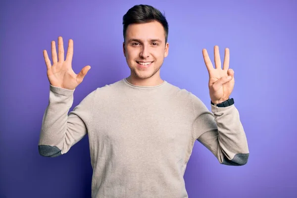 Jovem Bonito Caucasiano Homem Vestindo Casual Suéter Sobre Roxo Isolado — Fotografia de Stock