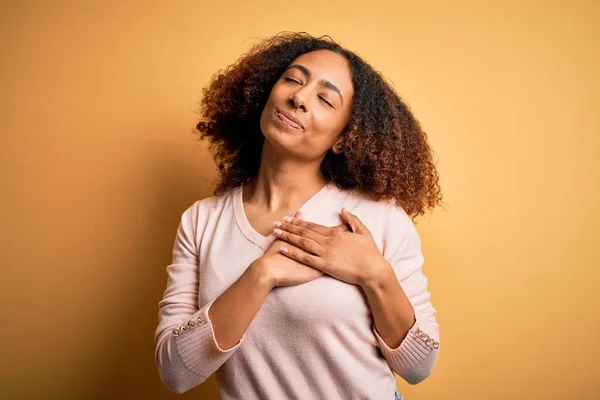 Mladá Africká Američanka Afro Vlasy Sobě Ležérní Svetr Přes Žluté — Stock fotografie