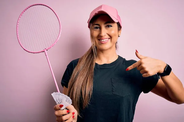 Jong Mooi Brunette Sportvrouw Dragen Pet Spelen Badminton Holding Racket — Stockfoto