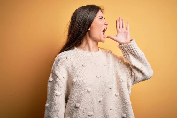 Junge Schöne Frau Mit Blauen Augen Lässigem Pullover Vor Gelbem — Stockfoto