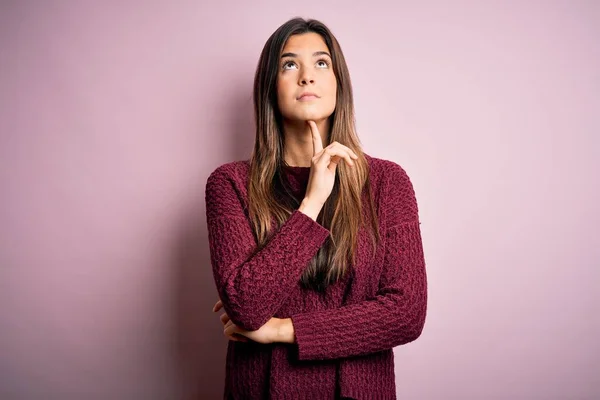 Giovane Bella Ragazza Indossa Maglione Casual Sfondo Rosa Isolato Pensando — Foto Stock