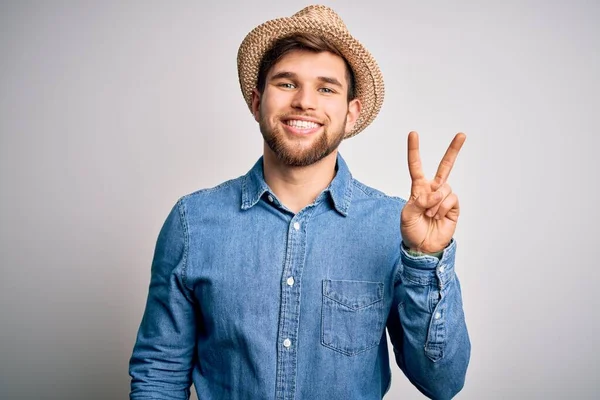 Junger Schöner Blonder Mann Mit Bart Und Blauen Augen Jeanshemd — Stockfoto