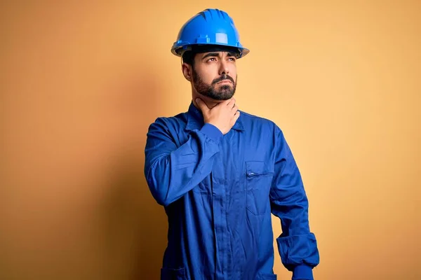Mechanische Man Met Baard Blauw Uniform Veiligheidshelm Gele Achtergrond Pijnlijke — Stockfoto