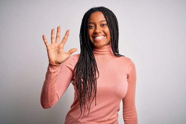 Junge Afrikanisch Amerikanische Frau Steht Lässig Und Cool Auf Weißem — Stockfoto