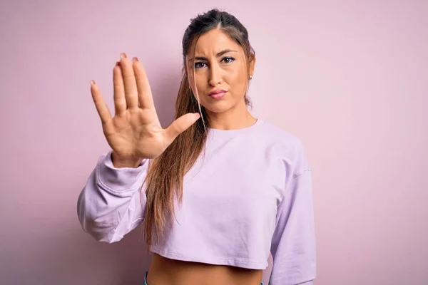 Joven Hermosa Mujer Deportiva Con Sudadera Sobre Fondo Aislado Rosa — Foto de Stock