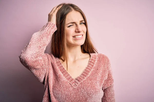 Ung Vacker Rödhårig Kvinna Bär Casual Tröja Över Isolerade Rosa — Stockfoto