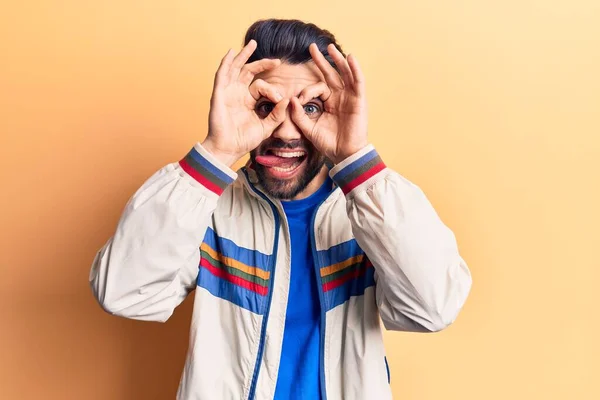 Homem Bonito Novo Com Barba Vestindo Casaco Casual Fazendo Gesto — Fotografia de Stock