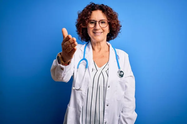 Medioevo Capelli Ricci Medico Donna Indossa Cappotto Stetoscopio Sfondo Blu — Foto Stock