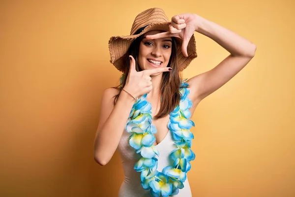 Junge Schöne Brünette Frau Urlaub Badeanzug Und Hawaiiblumen Und Lächelnd — Stockfoto