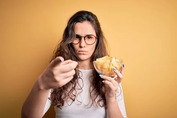 Ung Vacker Kvinna Med Lockigt Hår Håller Skål Chips Potatis — Stockfoto