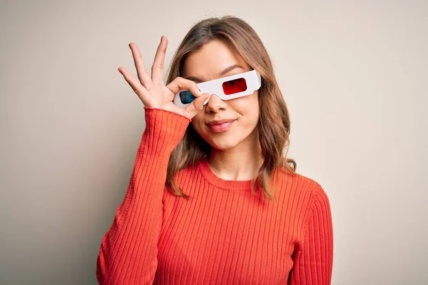 Joven Chica Rubia Con Gafas Cine Sobre Fondo Aislado Haciendo —  Fotos de Stock