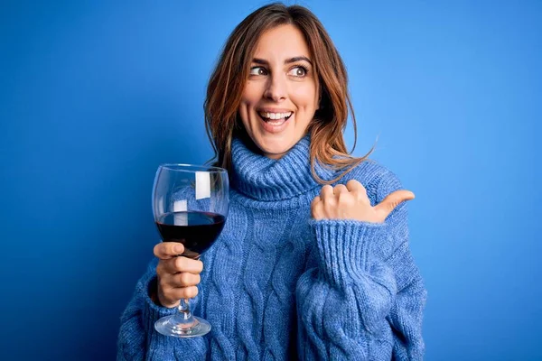 Giovane Bella Donna Bruna Bere Bicchiere Vino Rosso Sfondo Blu — Foto Stock