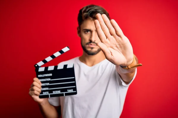 Giovane Regista Uomo Con Barba Fare Film Utilizzando Clapboard Sfondo — Foto Stock