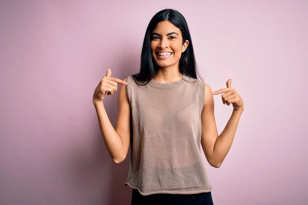 Junge Schöne Hispanische Modefrau Trägt Pullover Über Rosa Hintergrund Und — Stockfoto