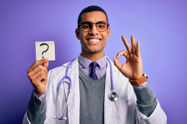 Bello Africano Americano Medico Uomo Indossa Stetoscopio Tenendo Punto Interrogativo — Foto Stock