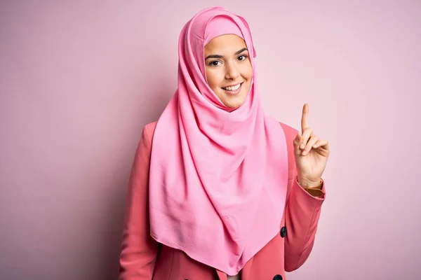 Junges Schönes Mädchen Mit Muslimischem Hijab Das Vor Isoliertem Rosa — Stockfoto