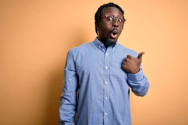 Joven Hombre Afroamericano Guapo Usando Camisa Gafas Sobre Fondo Amarillo — Foto de Stock