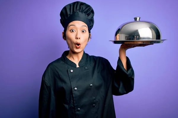 Joven Hermosa Mujer Chef China Con Uniforme Cocina Sombrero Bandeja — Foto de Stock