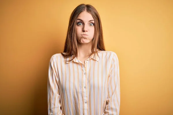 Joven Hermosa Pelirroja Con Camisa Rayas Casuales Sobre Fondo Amarillo — Foto de Stock