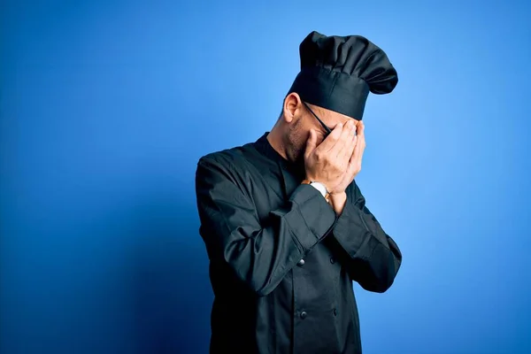Junger Gutaussehender Koch Kochuniform Und Hut Vor Isoliertem Blauen Hintergrund — Stockfoto