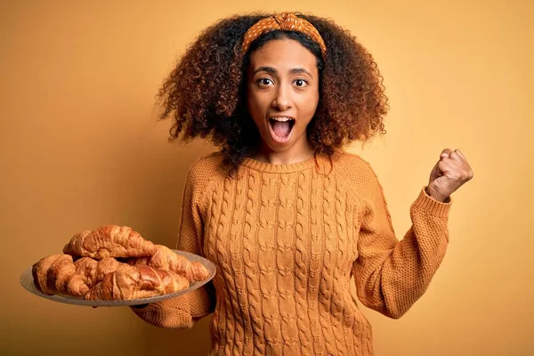 Joven Mujer Afroamericana Con Cabello Afro Sosteniendo Croissants Sobre Fondo — Foto de Stock