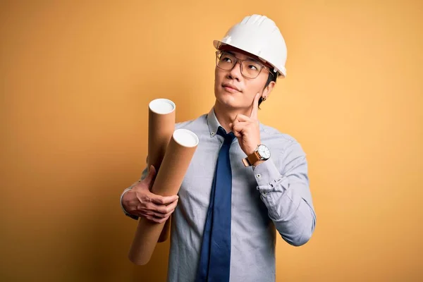 Jovem Bonito Arquiteto Chinês Homem Vestindo Óculos Capacete Segurança Segurando — Fotografia de Stock