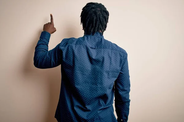 Jovem Homem Afro Americano Bonito Vestindo Camisa Casual Sobre Fundo — Fotografia de Stock