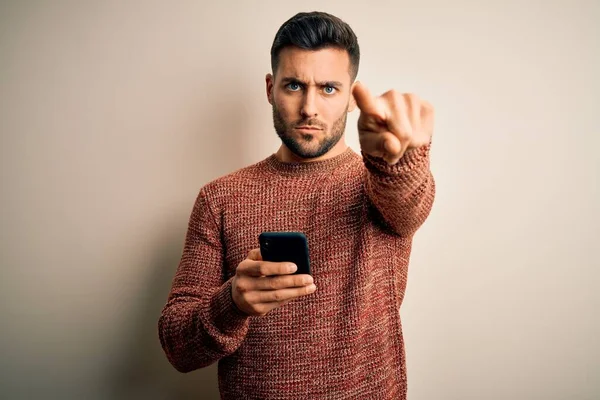 Giovane Bell Uomo Che Una Conversazione Utilizzando Smartphone Sfondo Bianco — Foto Stock