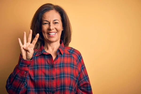 Middelbare Leeftijd Mooie Vrouw Dragen Casual Shirt Staan Geïsoleerde Gele — Stockfoto