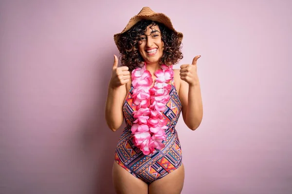 Mulher Árabe Bonita Nova Férias Vestindo Maiô Hawaiian Lei Flores — Fotografia de Stock