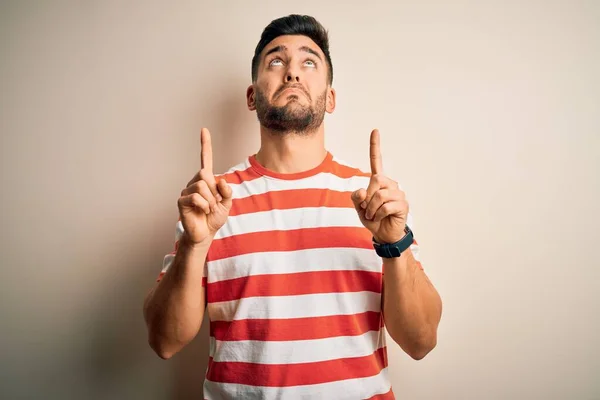 Jovem Bonito Homem Vestindo Casual Listrado Shirt Sobre Isolado Branco — Fotografia de Stock