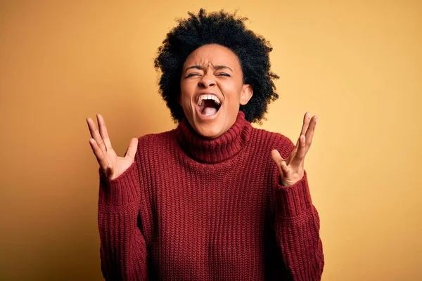 Ung Vacker Afroamerikansk Afro Kvinna Med Lockigt Hår Bär Casual — Stockfoto