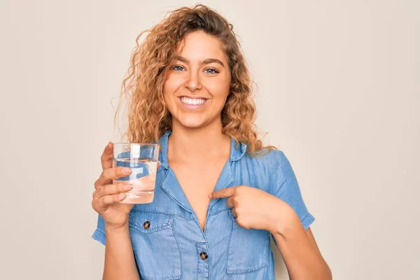 Ung Vacker Blond Kvinna Med Blå Ögon Dricka Glas Vatten — Stockfoto