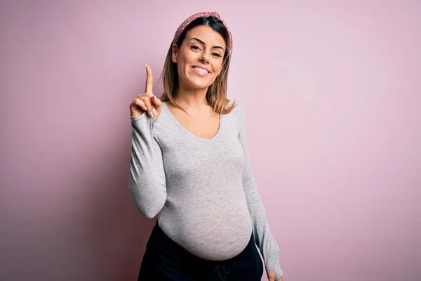 Mladá Krásná Brunetka Žena Těhotná Očekává Dítě Přes Izolované Růžové — Stock fotografie