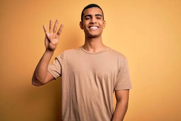 Junger Gutaussehender Afrikanisch Amerikanischer Mann Lässigem Shirt Steht Vor Gelbem — Stockfoto