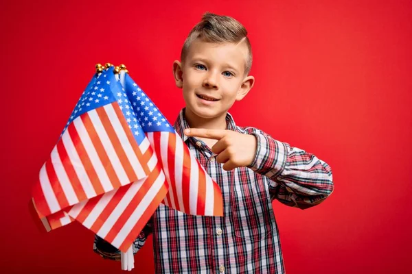 Ung Liten Amerikansk Patriotisk Kaukasiska Unge Hålla Flagga Usa Över — Stockfoto