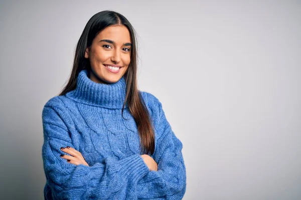 Giovane Bella Donna Bruna Indossa Casual Maglione Dolcevita Sfondo Bianco — Foto Stock