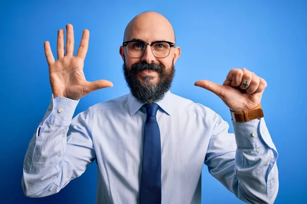 Schöner Geschäftsmann Mit Bart Eleganter Krawatte Und Brille Vor Blauem — Stockfoto