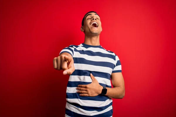 Knappe Afro Amerikaanse Man Met Casual Gestreept Shirt Rode Achtergrond — Stockfoto