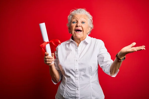 Senior Mooie Student Vrouw Met Diploma Staan Geïsoleerde Rode Achtergrond — Stockfoto