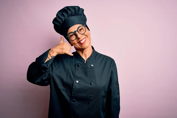 Middelbare Leeftijd Brunette Chef Kok Vrouw Dragen Kookplaat Uniform Hoed — Stockfoto