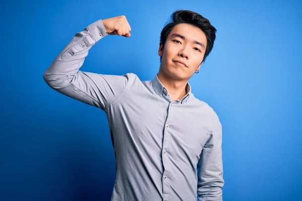 Joven Hombre Chino Guapo Con Camisa Casual Pie Sobre Fondo —  Fotos de Stock