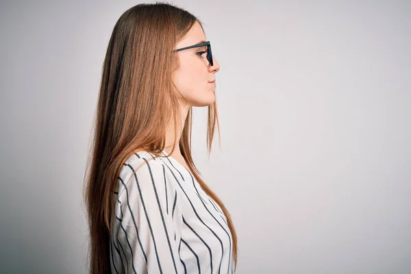 Joven Hermosa Pelirroja Con Camiseta Rayas Casuales Gafas Mirando Lado —  Fotos de Stock